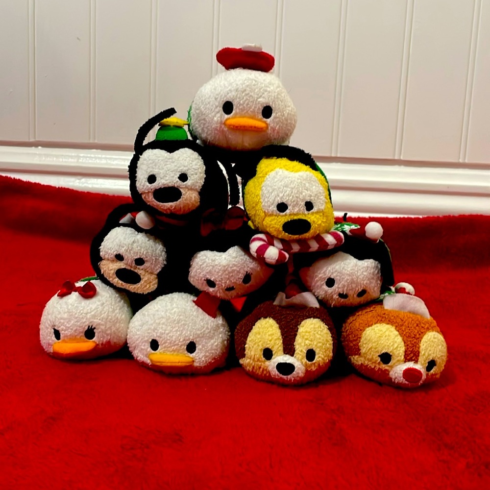 Disney Tsum Tsum.. Christmas themed lot of 10
